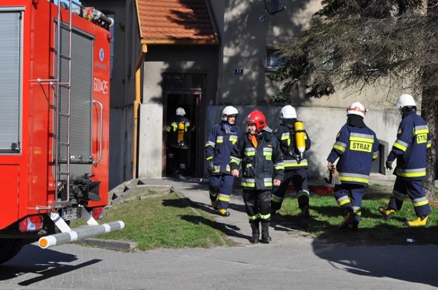 Śrem: straż pożarna interweniowała w kamienicy przy ul. Mickiewicza [22 marzec 2015 r.]