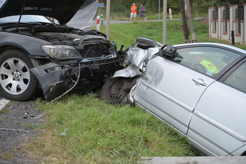 Wypadek dwóch samochód na drodze krajowej nr 55 w Mokrem w...