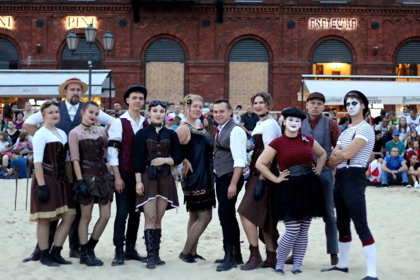 AKTYWNIE: Krotoszyński Teatr Ognia INFERNAL wystąpił w łódzkiej manufakturze [ZDJĘCIA]