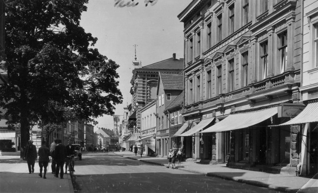 Ulica Królewska (dziś Boh. Warszawy) w okresie międzywojennym