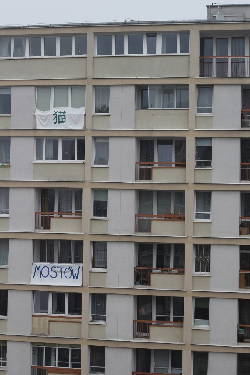 Napisy na balkonach, Warszawa. O co chodzi? [ZDJĘCIA]