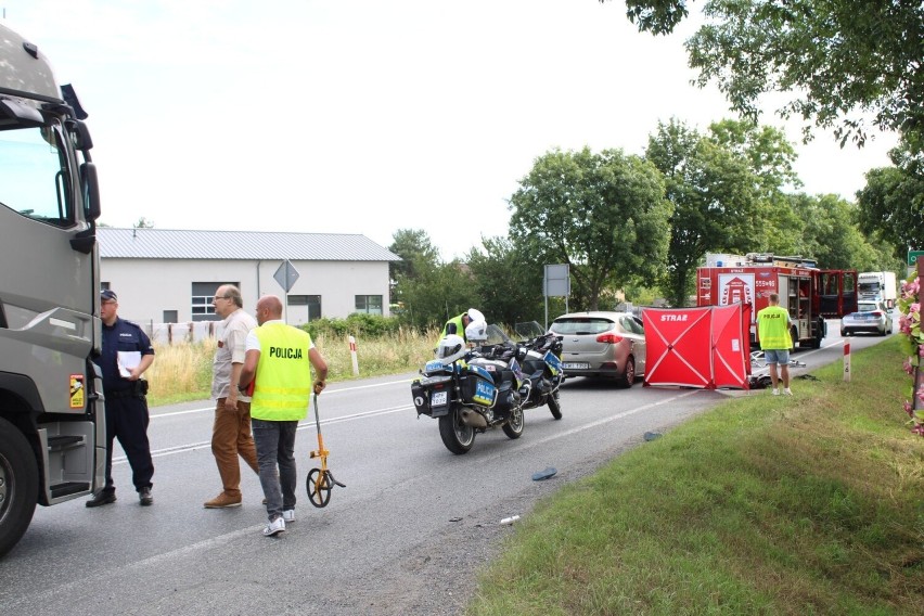 Śmiertelny wypadek w Osjakowie. Na drodze krajowej 74 zginął rowerzysta. 27-letni mężczyzna wjechał wprost pod ciężarówkę ZDJĘCIA