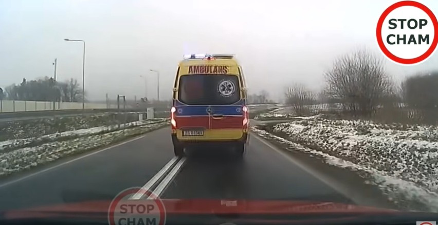 Kierowca ambulansu zajechał drogę osobówce. Niebezpiecznie pod Nowogardem