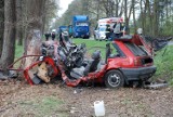 Śmiertelny wypadek w Stasinowie: Nissan uderzył w drzewo i spłonął