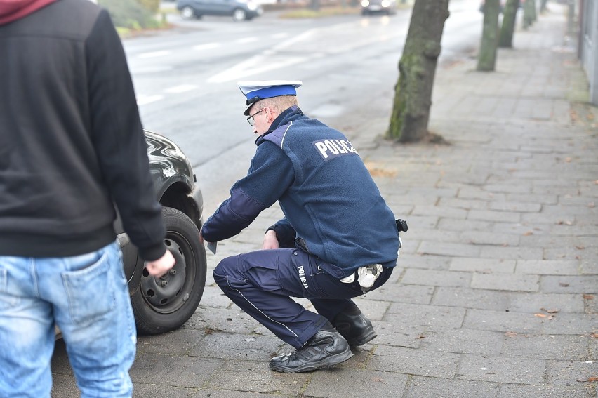 Leszno. Wpadł w poślizg i uderzył w latarnię. Opony w aucie  miały 13 lat [ZDJĘCIA]