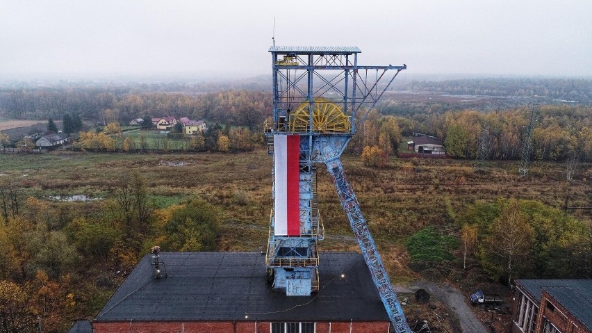 Na szybie zabytkowej kopalni w Jawiszowicach (gmina Brzeszcze) 12-metrowa biało-czerwona flaga na Święto Niepodległości. Zdjęcia