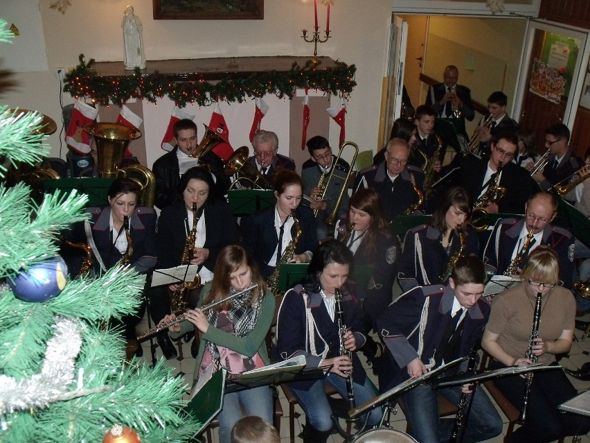 Śrem, Psarskie: orkiestra dęta zagrała pensjonariuszom z DPS w Psarskim. Zobacz zdjęcia