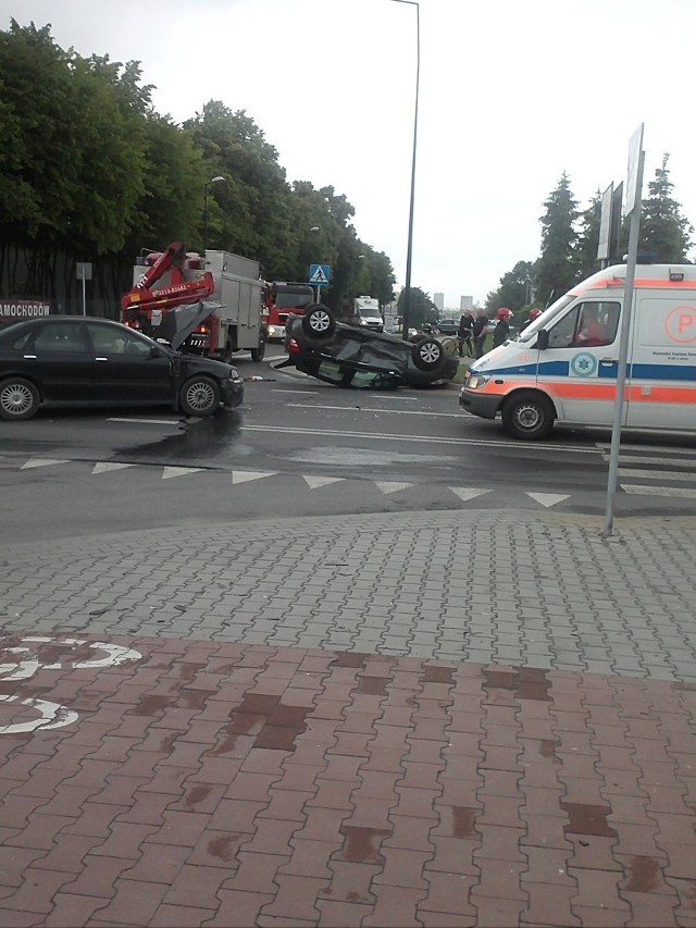 Około godziny 10.55 na ul. Związkowej zderzyły się dwa auta, jedno z nich dachowało.