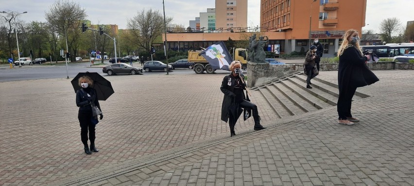 Protest kobiet w Koninie. Uczestnicy stali z transparentami w kolejce po zakupy ZDJĘCIA, FILM