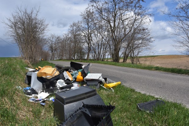 Góra śmieci cały czas leży na drodze w Ostrowiecznie. Kiedy zostanie sprzątnięta?