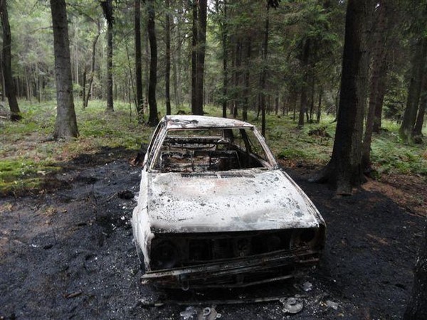 Naściszowa: podpalając skradziony samochód podpalili też las [ZDJĘCIA]