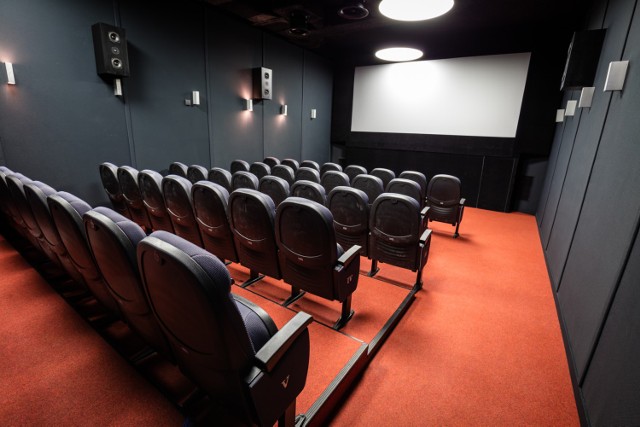 Nowe kino w Gdyni dysponuje trzema salami dla ponad 360 widzów. Są one wyposażone w wygodne fotele oraz wysokiej klasy projektory i nagłośnienie.