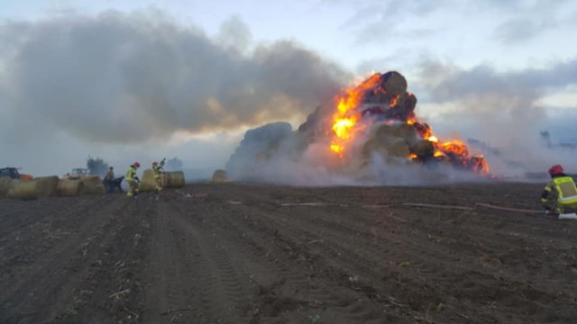 Z pożarem stogu w Komorowie 27 sierpnia 46 strażaków walczyło przez ponad 6 godzin. Gdyby nie czujność druhów z Nowych Świerczyn, prawdopodobnie musieliby gasić drugi taki duży pożar w pobliskim Jastrzębiu