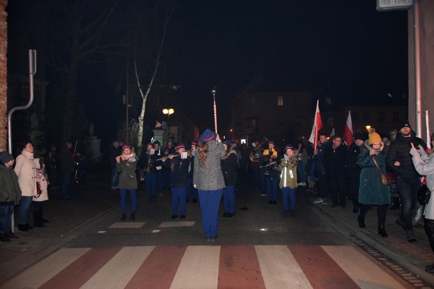 Przemarsz z Rynku na ulicę Powstańców Wielkopolskich i odsłonięcie tablicy upamiętniajęcej...