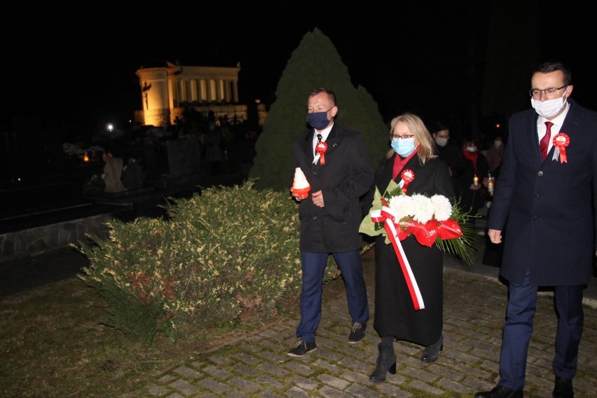 Sękowa. Uroczysta msza za Ojczyznę. Uczestnicy złożyli kwiaty pod pomnikiem Chrystusa Zmartwychwstałego [ZDJĘCIA}