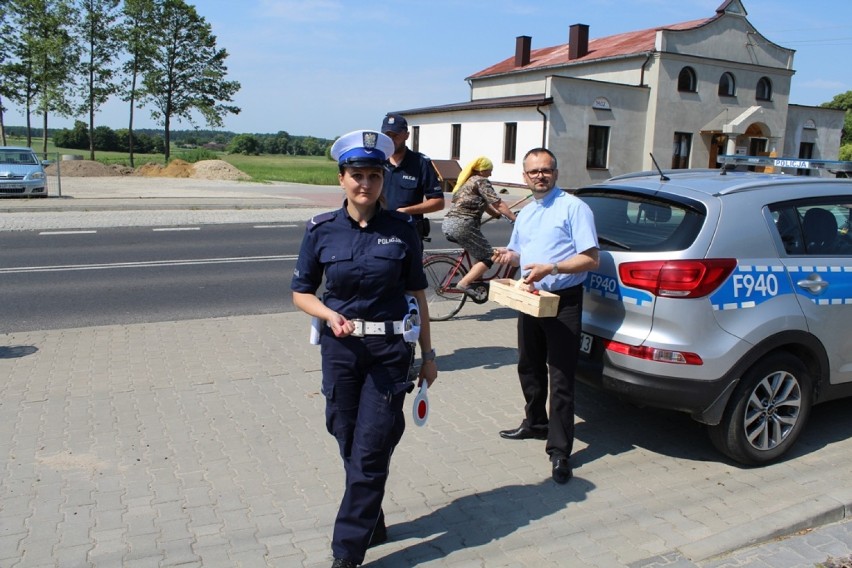 Cytryna zamiast mandatu. Wspólna akcja pajęczańskiej drogówki i uczniów szkoły w Makowiskach [FOTO]