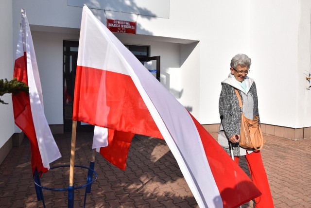 W niedzielę padł rekord frekwencji - do wyborów poszło 65,18 proc. uprawnionych.