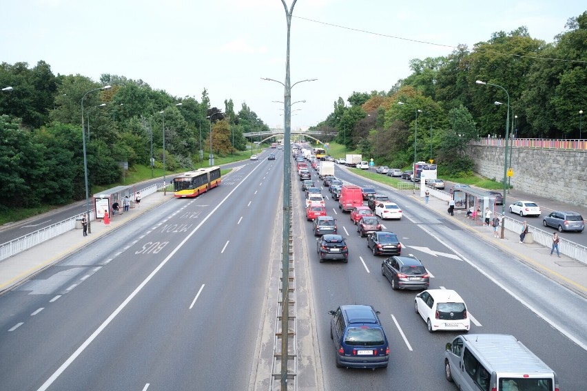 Remont Trasy Łazienkowskiej nałoży się na inną ważną inwestycję. Kierowcy utkną w ogromnych korkach?