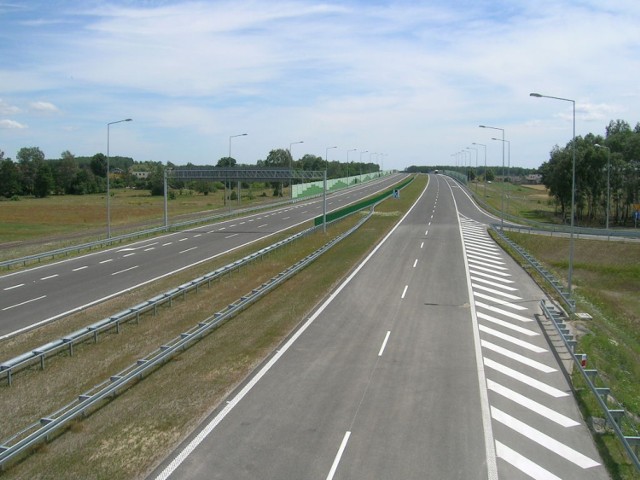 Na zdjęciu: Autostrada A2 w okolicach węzła Emilia. Łącznie na autostradach A1 i A2 oraz drogach ekspresowych S8 i S14 w województwie łódzkim będzie 60 węzłów drogowych.