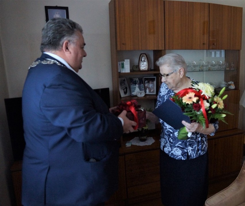 Pniewy. Jadwiga Marszałkiewicz świętowała 95. urodziny! Był tort, gratulacje i mnóstwo życzeń!