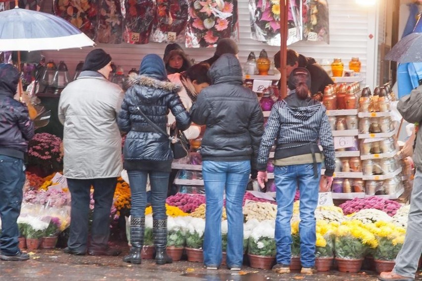 Wszystkich Świętych w strugach deszczu