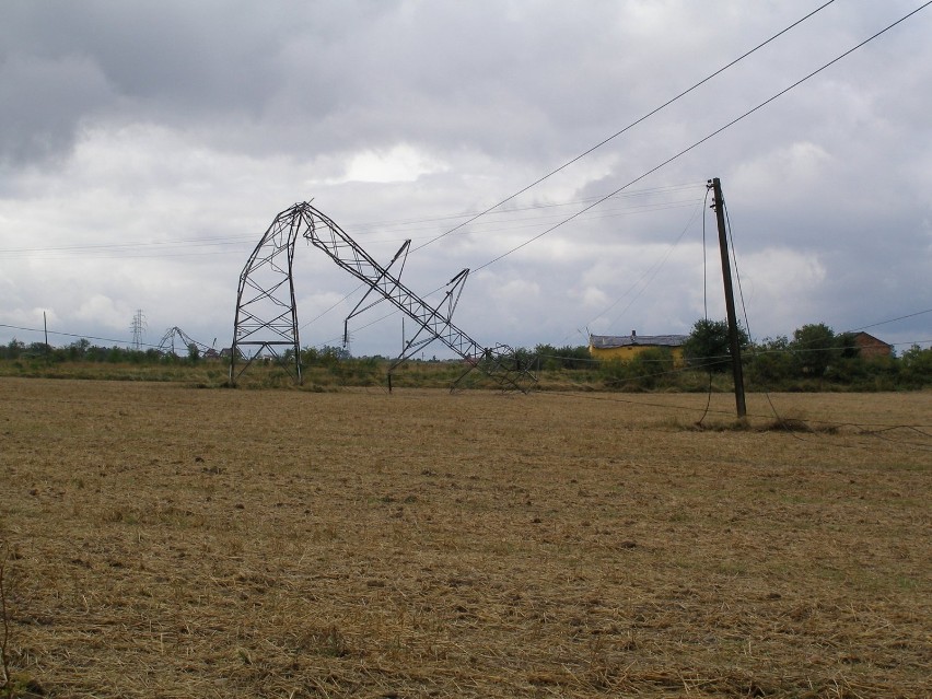 Zerwane linie energetyczne w gminie Gorzkowice.