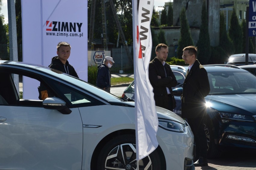 Pokaz samochodów elektrycznych przed WORD w Piotrkowie