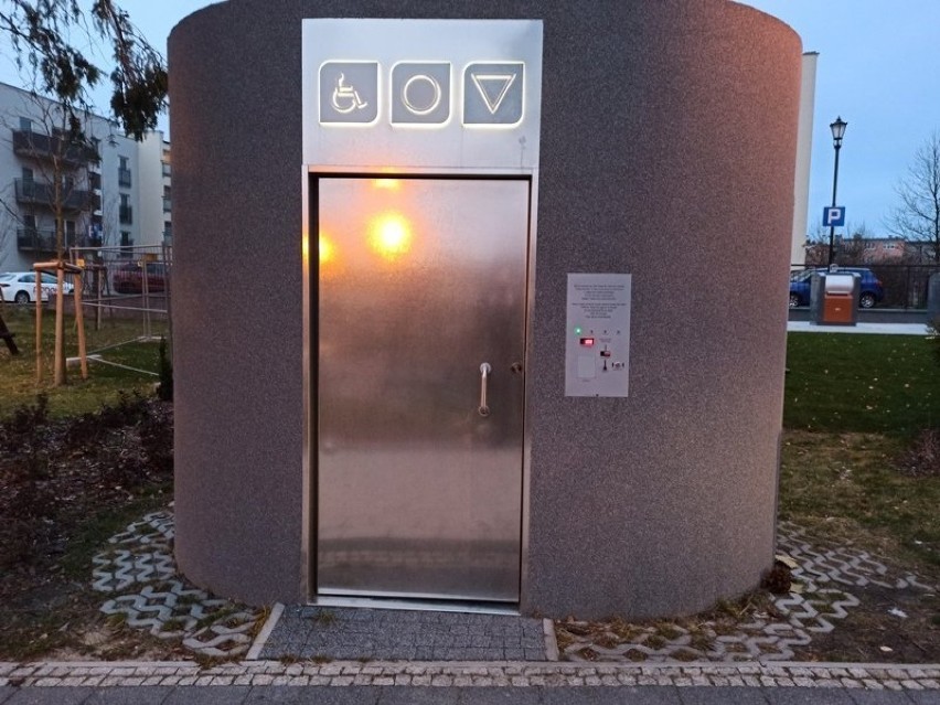 Próbowali "okraść" automat WC w parku Cedron w Wejherowie