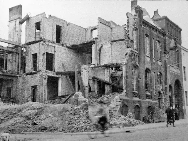 Zimą 1945 roku  sześć tygodni trwały walki o Grudziądz.  Miasto zburzone było w ponad 60 procentach.  Zniszczenia Dokumentowali grudziądzcy fotograficy m.in. Tadeusz Walesa oraz Henryk Gąsiorowski.