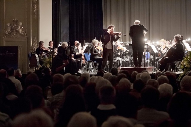 Przez dwa pierwsze dni festiwalu, w szczawieńskich obiektach melomani mogli wysłuchać utworów Moniuszki, Paganiniego i wieniawskiego, a także pieśni Heleny Wieniawskiej. 

Dziś, w ostatni dzień imprezy o g. 17 w Sali owalnej Domu Zdrojowego zagra duet gitar klasycznych Agnieszki i Witolda Kozakowskich. W programie znajdą się m.in. aranżacje utworów H. Wieniawskiego. 

Zaś o o g 19 podczas koncertu finałowego w Filharmonii Sudeckiej zagra Orkiestra Symfoniczna Filharmonii Sudeckiej w Wałbrzychu pod kierownictwem Jerzego Koska. Zaprezentuje się skrzypek Piotr Pławner.