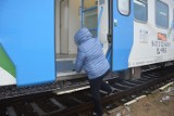 Drzeńsko: Wsiąść do pociągu? W Drzeńsku trzeba się wspiąć albo liczyć na pomoc konduktora