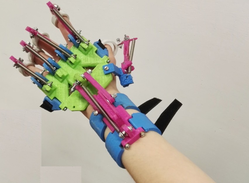 KPSW. Studenci opracowali ortezę, która pomoże przy rehabilitacji dłoni (fFILM)