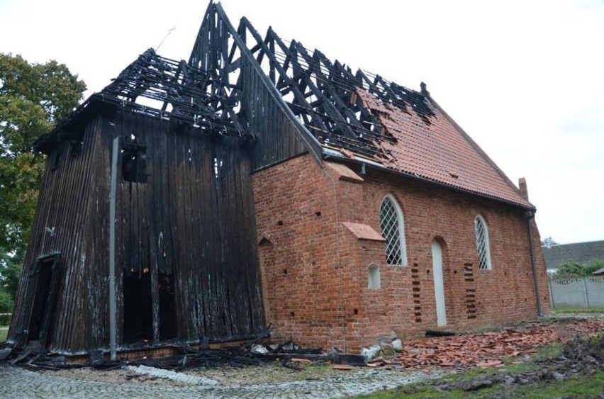 Orłowo. Na miejscu pożaru kościoła pracują konserwatorzy zabytków. Księdzu udało się wynieść ze świątyni Najświętszy Sakrament