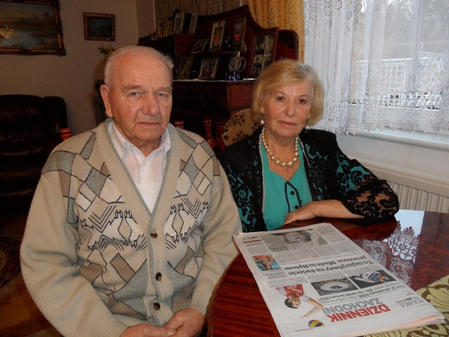Pan Czesław z żoną Urszulą. Oboje lubią czytać gazetę rano przy kawie