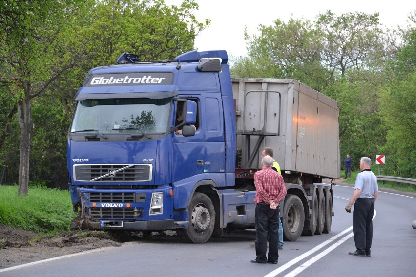 Witaszyce: Zobacz jak wyciągali ciężarówkę z rowu [ZDJĘCIA]