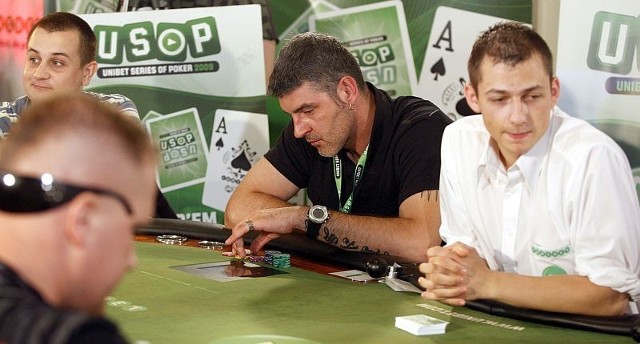 Zieliński prócz działań na rzecz miasta, aktywnie uczestniczy w jego życiu towarzyskim. Na zdjęciu podczas jednego z turniejów pokerowych.