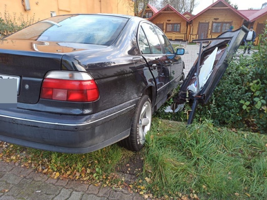 Sianożęty: BMW w wjechało w płot. Kierowca i pasażer pijani