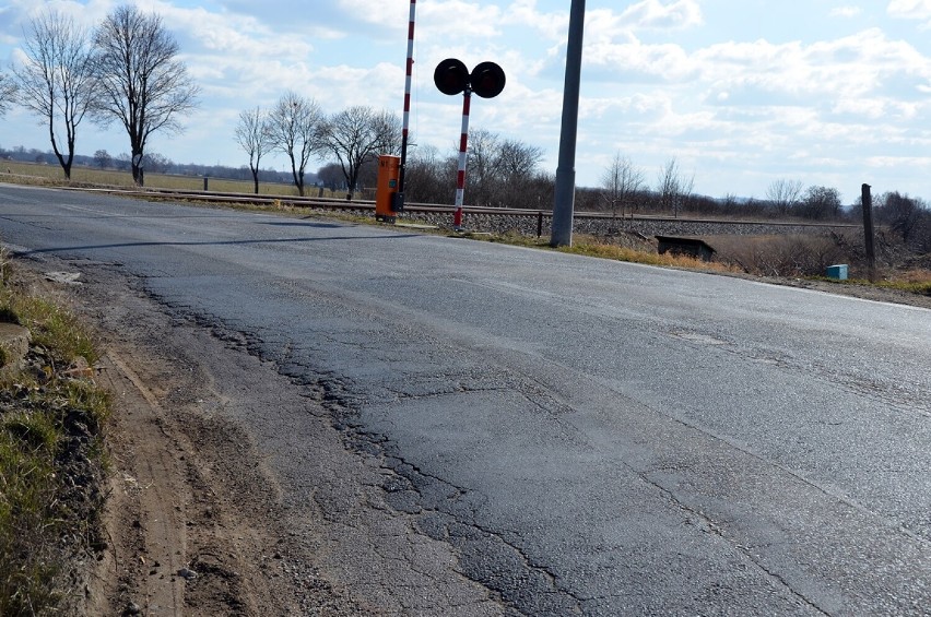 Czy dziurawa droga nr 319 Głogów - Sława będzie remontowana? - pytają kierowcy. Co na to zarządca?