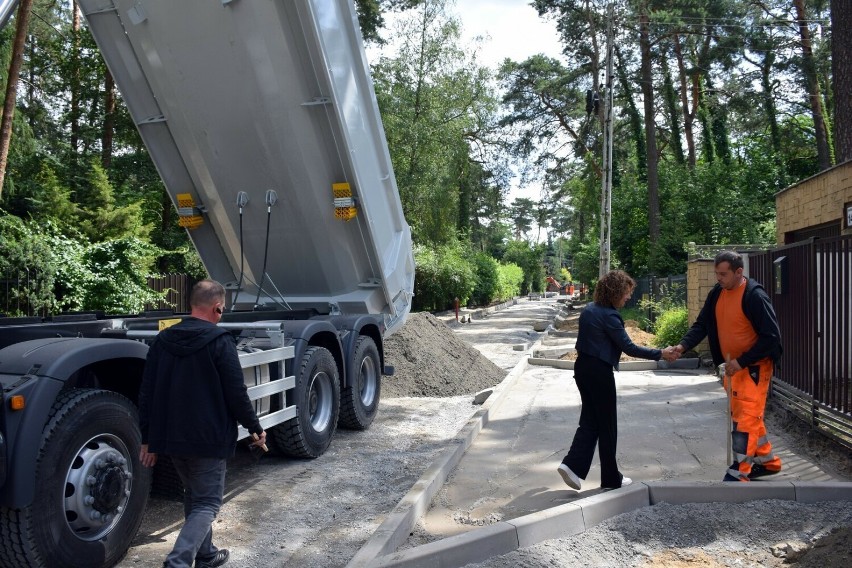Szeroki front inwestycji drogowych na terenie gminy Łask. Zobaczcie, jak idą prace