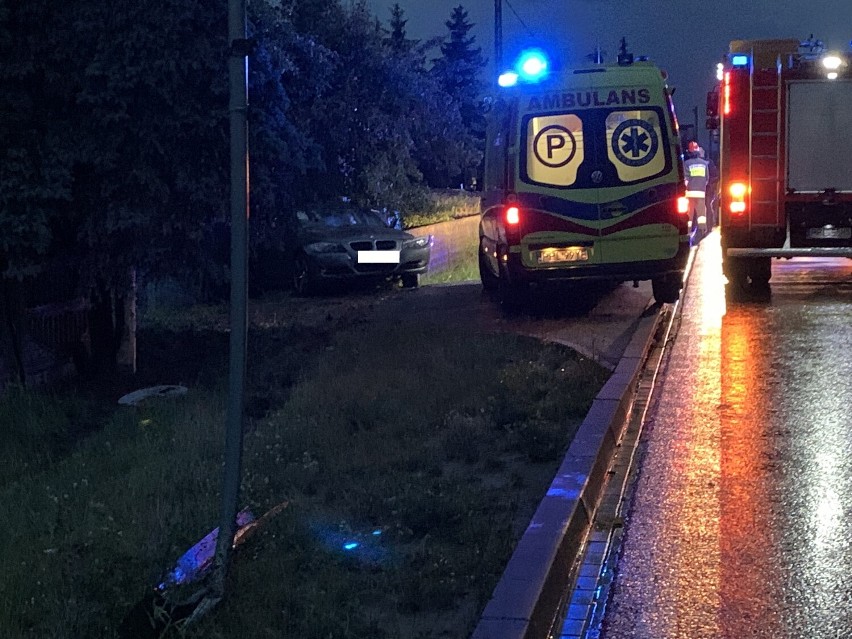 W Piekarzewie samochód osobowy wypadł z drogi i uderzył w ogrodzenie