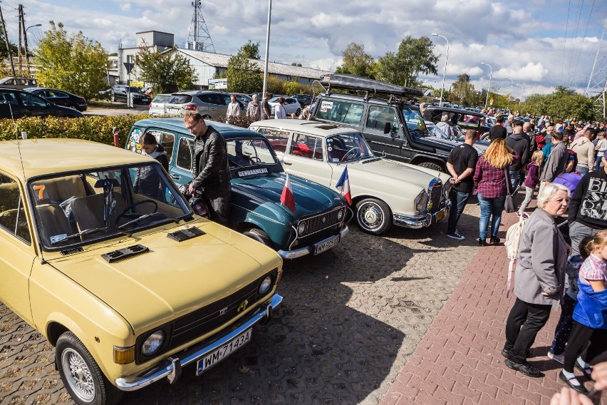 Dla nich te samochody są bezcenne. Zlot klasyków w Warszawie...