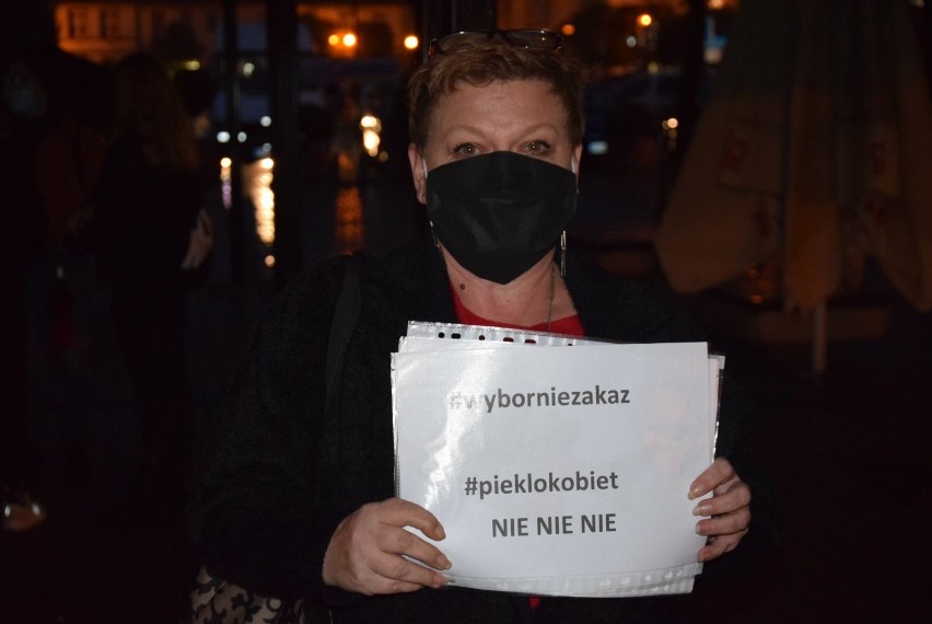 Krotoszynianie protestowali pod siedzibą PiS przeciwko zakazowi aborcji [ZDJĘCIA + FILM]