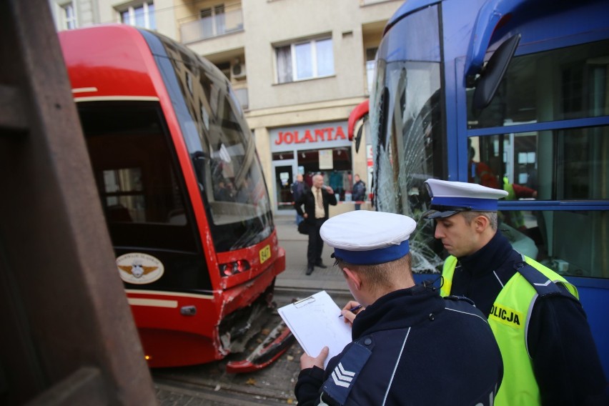 Katowice: Zderzenie tramwajów. Są ranni [wypadek na Placu Wolności, ZDJĘCIA]