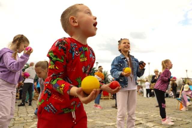 Pogoda dopisała. Piknik "Polska dla Ukrainy" odbył się dzisiaj w Młynie Wiedzy w Toruniu. Kto nie dał rady przyjść w niedzielę, może to zrobić w poniedziałek  2 maja w godzinach 11-17.  Przed głównym budynkiem powstała sztuczna plaża, na której dzieci z Torunia i Ukrainy skorzystają z szeregu atrakcji. Piknik to okazja do międzynarodowego spotkania i jeszcze większej integracji polsko-ukraińskiej. Przygotowaliśmy również mini zawody, w których nagrodami będą słodkości z Polski i Ukrainy.