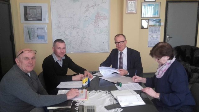 Burmistrz Miasta i Gminy Kłecko Adam Serwatka podpisał umowy z inwestorami na budowę dwóch nowych ścieżek rowerowych.