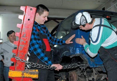 Krzysztof Gaura, uczeń (z lewej) i jego mistrz Mirosław Piontek podczas praktyki w warsztacie samochodowym. Dominik Gajda