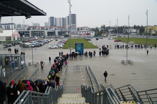 Stadion Miejski przy Bułgarskiej w Poznaniu oferuje trzy rozwiązania w jednym. W sobotę i niedzielę można tutaj przyjść, by wziąć udział w Festiwalu Roślin. Jeśli później ktoś zaobserwuje u siebie niepokojące objawy, to może tutaj zrobić sobie test na obecność koronawirusa. Gdy szczęśliwie się nie zarazi, to wkrótce przy Bułgarskiej będzie mógł się zaszczepić przeciwko COVID-19.