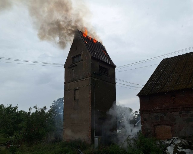 Po uderzeniu pioruna zapaliła się stacja transformatorowa w miejscowości Bielice (pow. sulęciński)