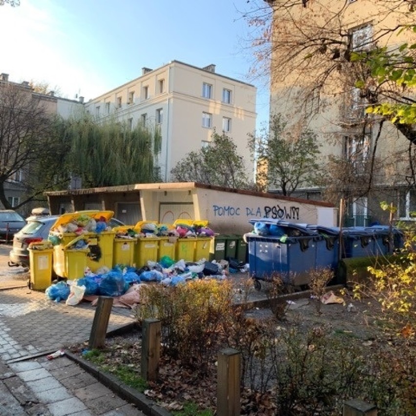 Kraków. Ogromna sterta śmieci w rejonie Hali Targowej. Mieszkańcy są oburzeni [ZDJĘCIA]