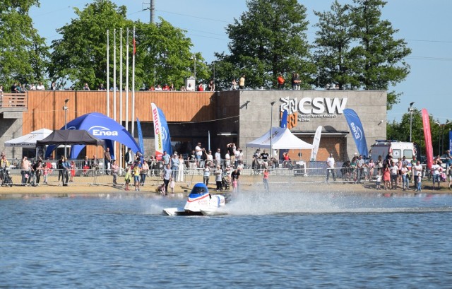 Tak było w Żninie na zawodach motorowodnych w dniach 3-4 czerwca 2023 roku. Na fot. Marcin Zieliński (F-500), w tle Centrum Sportów Wodnych w Żninie. Migawki z wydarzenia na kolejnych slajdach >>>